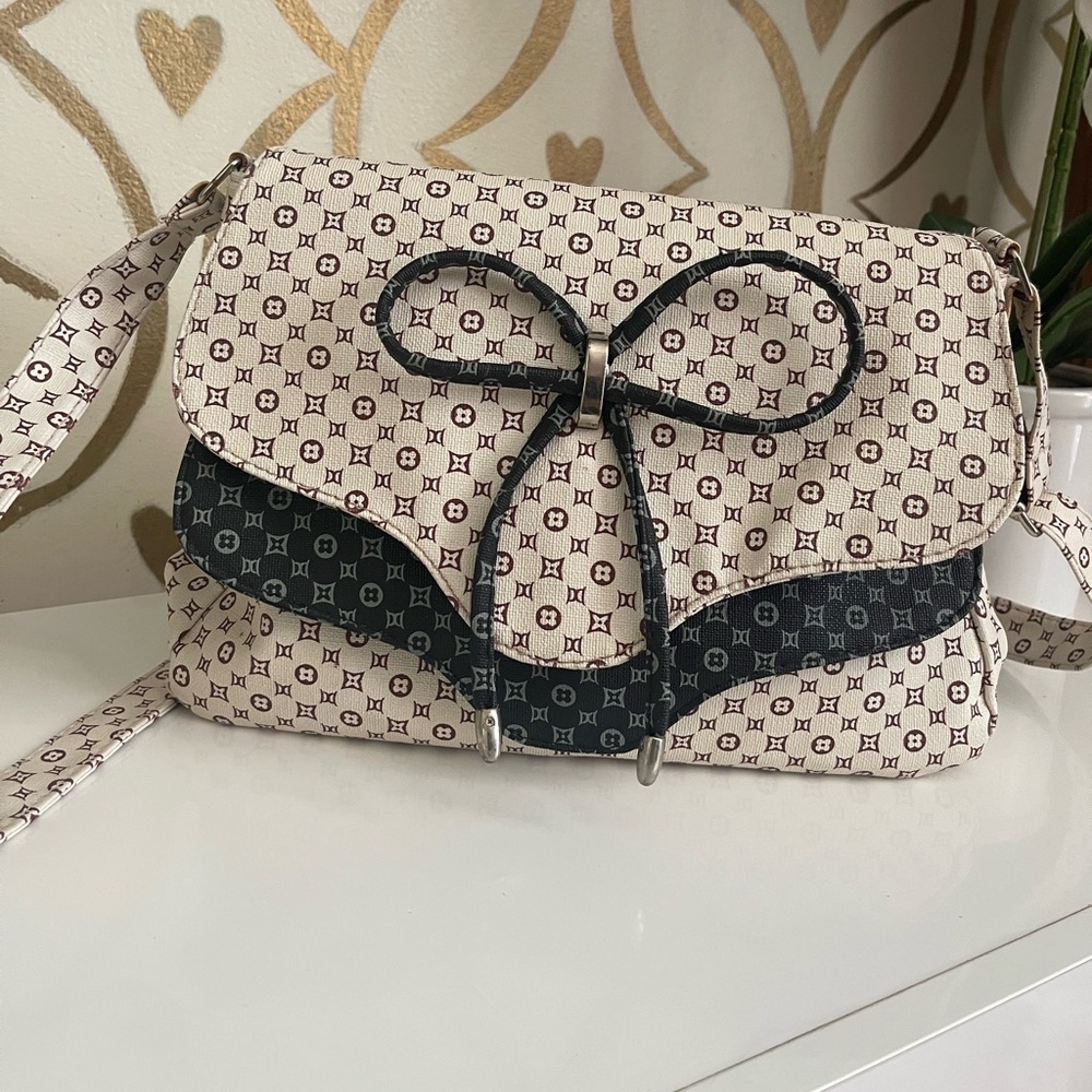 Chick and cream crossbody pattern bag beautiful for a night out 🤭👌